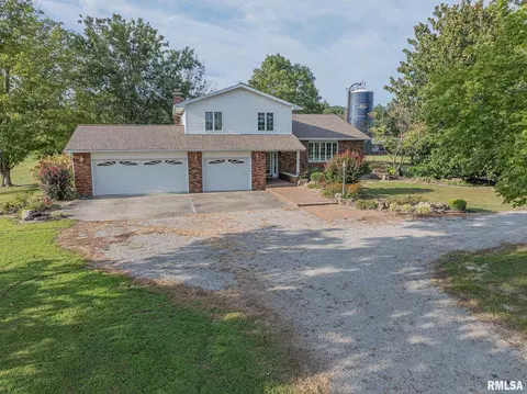 1813 Heather Ln, Clay City, IL 62824