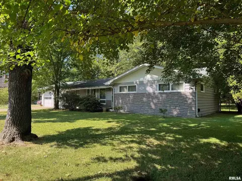 211 S Mcleansboro St, Benton, IL 62812