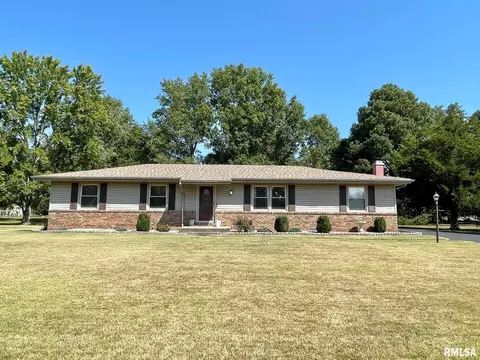 306 Gateway Dr, Marion, IL 62959