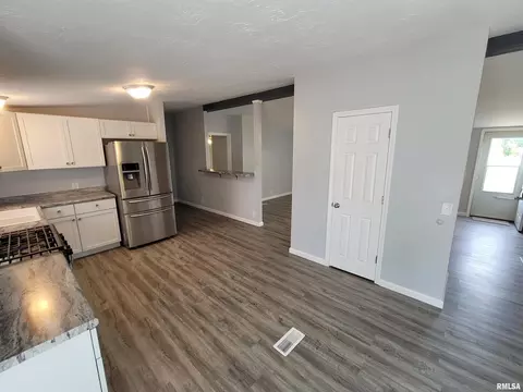 311 E Main St, Odin, IL 62870 photo 7
