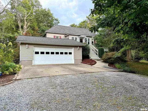 607 N Locust St, Mcleansboro, IL 62859
