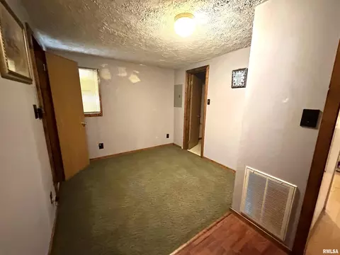 317 E Green St, Centralia, IL 62801 photo 5