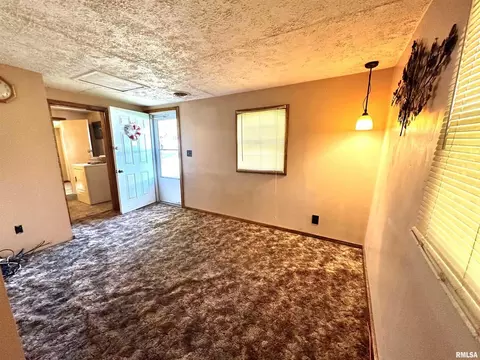 317 E Green St, Centralia, IL 62801 photo 2