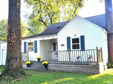 824 Rider St, Flora, IL 62839