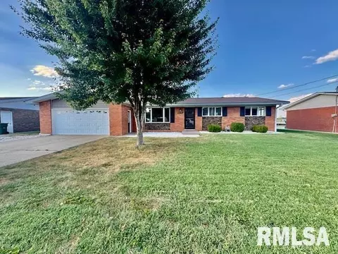 655 N 11th St, Breese, IL 62230