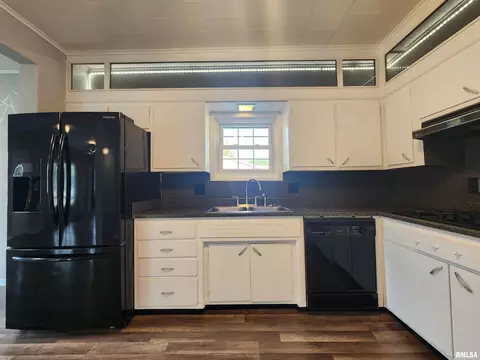 220 W Pulley St, Hurst, IL 62949 photo 17
