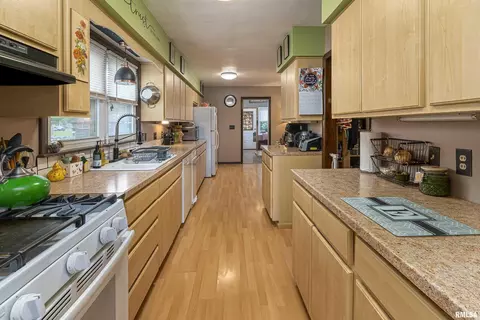 908 E Stotlar St, Herrin, IL 62948 photo 6