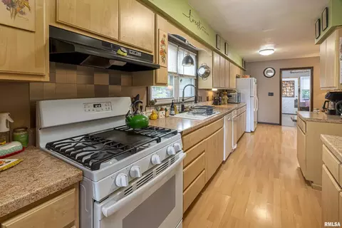 908 E Stotlar St, Herrin, IL 62948 photo 7