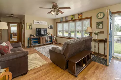 908 E Stotlar St, Herrin, IL 62948 photo 4