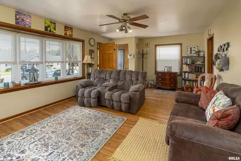 908 E Stotlar St, Herrin, IL 62948 photo 5