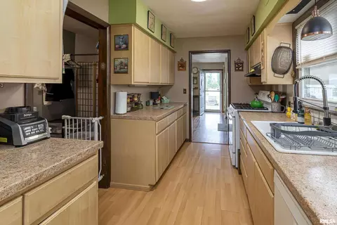 908 E Stotlar St, Herrin, IL 62948 photo 9