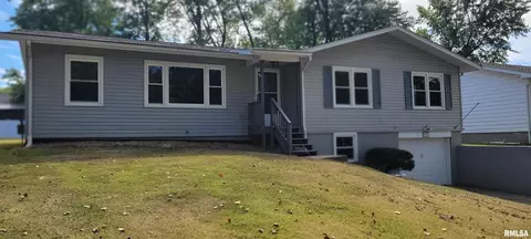 913 Valley Dr, Carterville, IL 62918