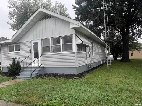 208 W Ray Ave, Christopher, IL 62822 photo 2