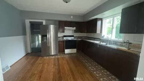 208 W Ray Ave, Christopher, IL 62822 photo 7