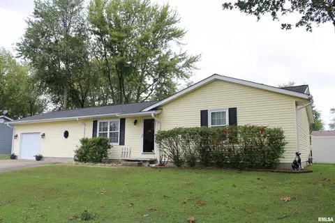102 Lamar Dr, Salem, IL 62881