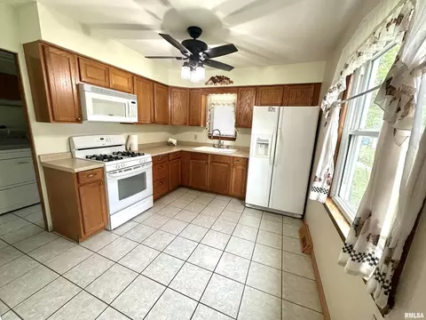 616 E 12th St, Centralia, IL 62801 photo 3