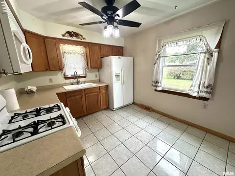 616 E 12th St, Centralia, IL 62801 photo 4
