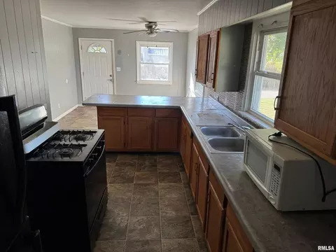 529 E Smith St, Benton, IL 62812 photo 7