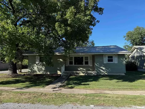 529 E Smith St, Benton, IL 62812