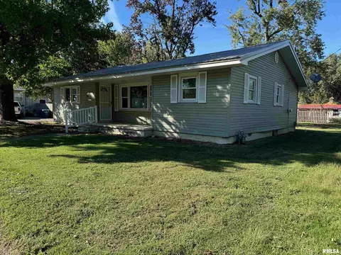 529 E Smith St, Benton, IL 62812 photo 2