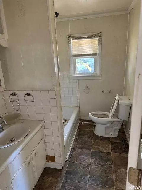 529 E Smith St, Benton, IL 62812 photo 8