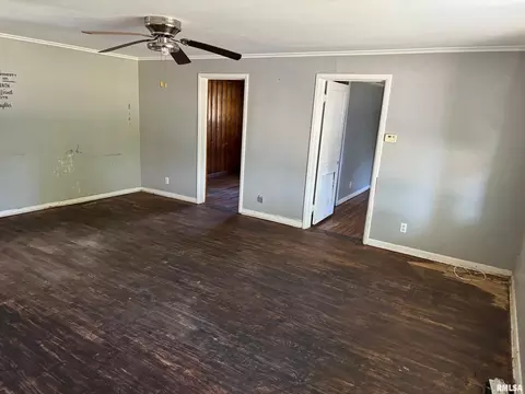 529 E Smith St, Benton, IL 62812 photo 4
