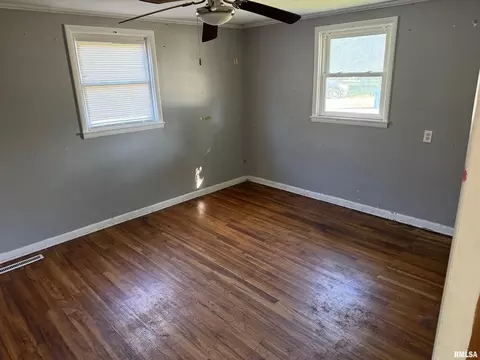 529 E Smith St, Benton, IL 62812 photo 14