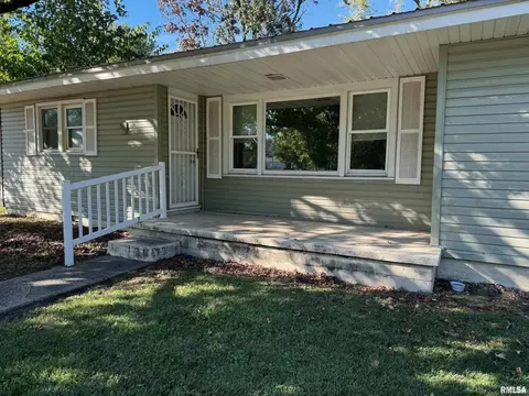 529 E Smith St, Benton, IL 62812 photo 3
