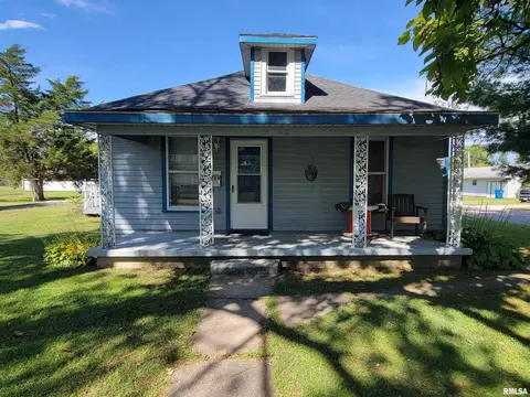 909 E 3rd St, Flora, IL 62839