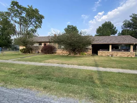 306 S Locust St, West Frankfort, IL 62896