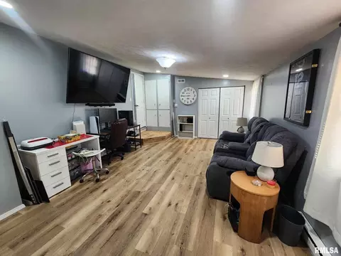 802 E Main St, Benton, IL 62812 photo 29