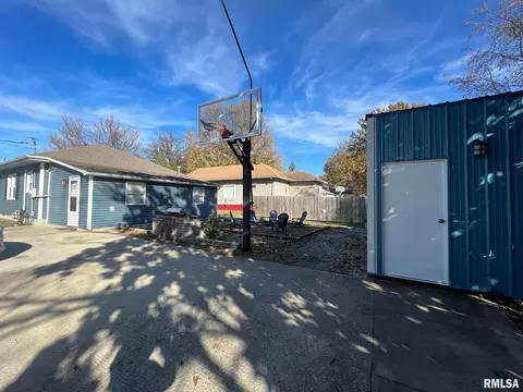 802 E Main St, Benton, IL 62812 photo 8
