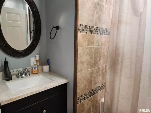 802 E Main St, Benton, IL 62812 photo 25