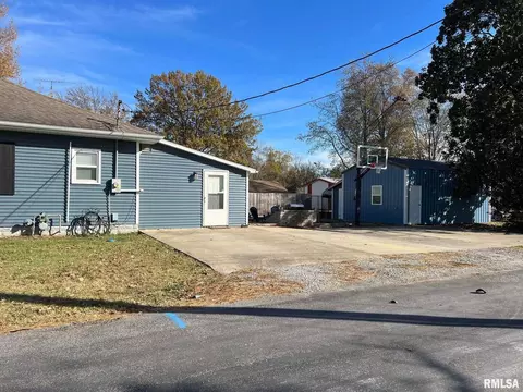 802 E Main St, Benton, IL 62812 photo 5