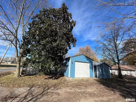 802 E Main St, Benton, IL 62812 photo 11