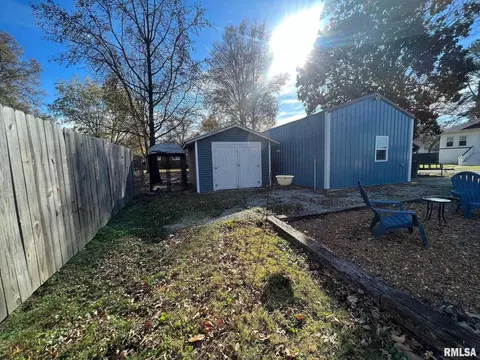 802 E Main St, Benton, IL 62812 photo 7