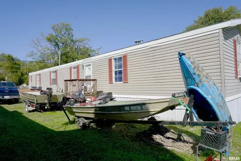 205 N 5th St, Elkville, IL 62932