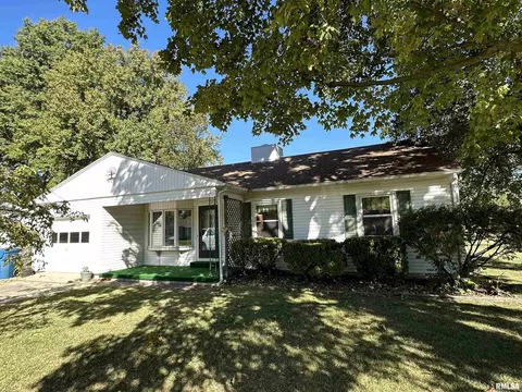 2 Charles Dr, Centralia, IL 62801