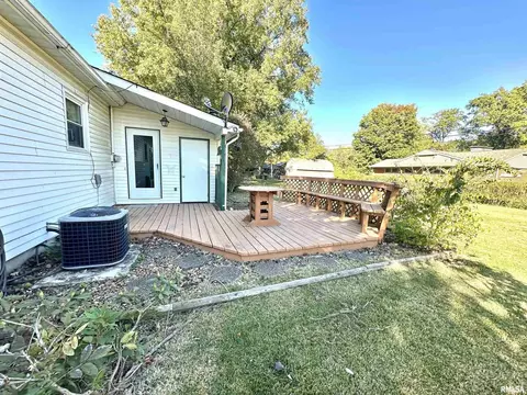 2 Charles Dr, Centralia, IL 62801 photo 4