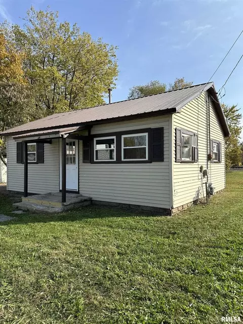 202 Commercial Ave, Sandoval, IL 62882