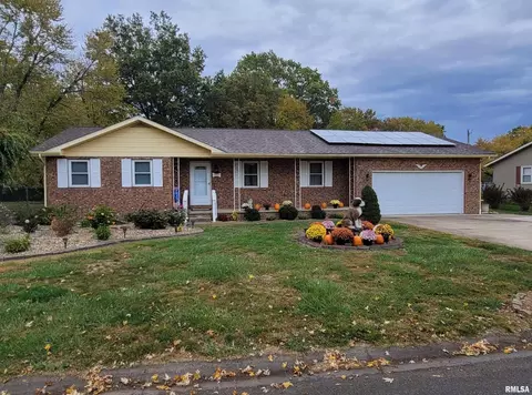 110 Woodland Dr, Salem, IL 62881