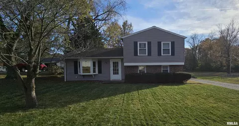 525 W Bryan St, Salem, IL 62881
