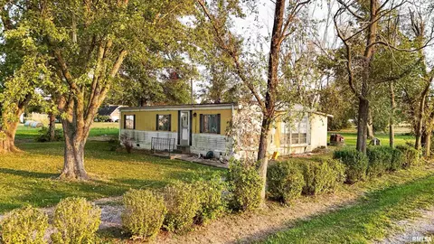 757 W 12th St, Flora, IL 62839