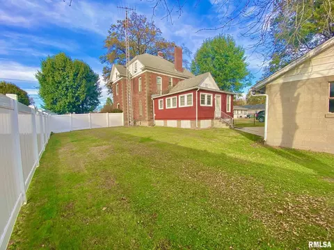 420 E Webster St, Benton, IL 62812 photo 5