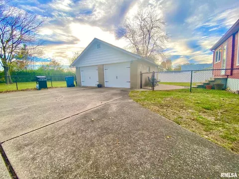 420 E Webster St, Benton, IL 62812 photo 7