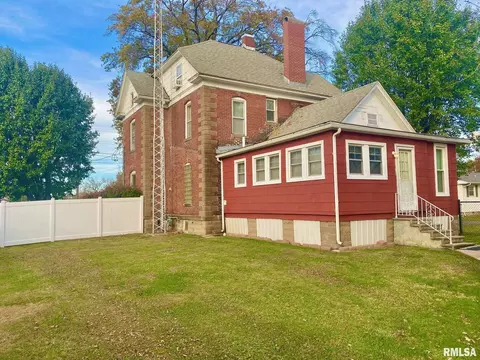 420 E Webster St, Benton, IL 62812 photo 4