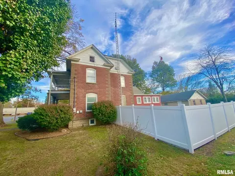 420 E Webster St, Benton, IL 62812 photo 3