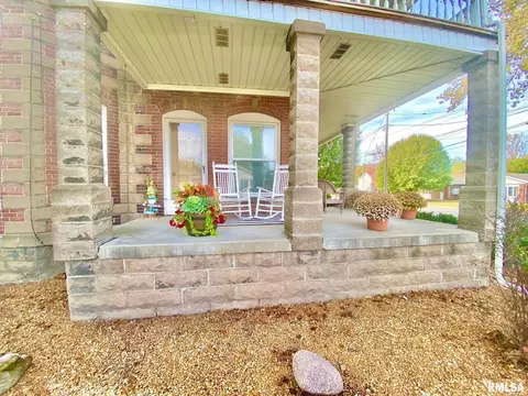 420 E Webster St, Benton, IL 62812 photo 11