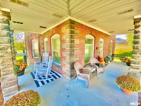 420 E Webster St, Benton, IL 62812 photo 10