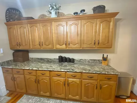 420 E Webster St, Benton, IL 62812 photo 23